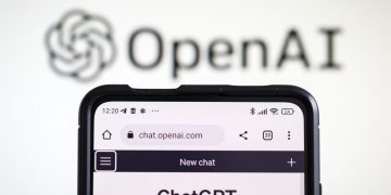 Președintele OpenAI anunță lansarea unei familii de dispozitive AI