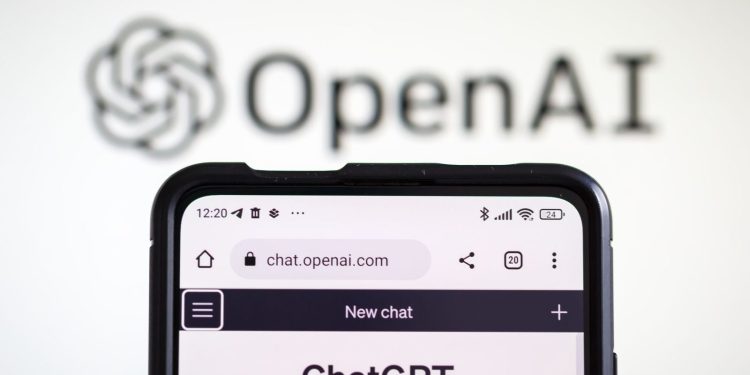 Președintele OpenAI anunță lansarea unei familii de dispozitive AI