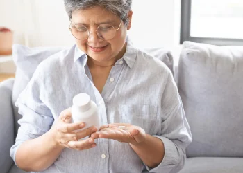 Consumul zilnic de multivitamine ajută la menținerea autonomiei seniorilor