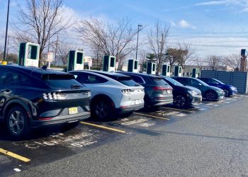 Walmart dezvoltă o rețea proprie de stații de încărcare electrice