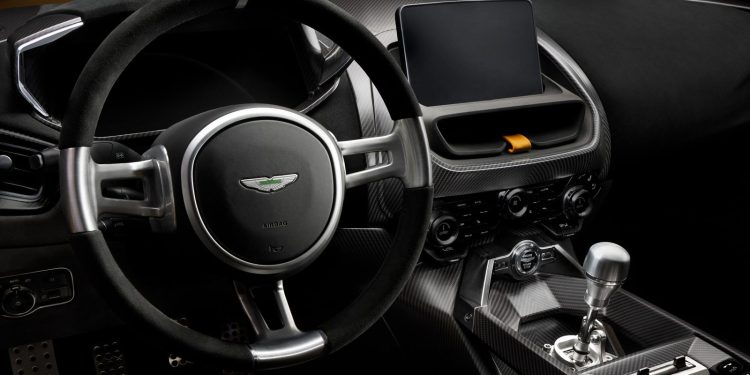Aston Martin ia în calcul revenirea la transmisiile manuale
