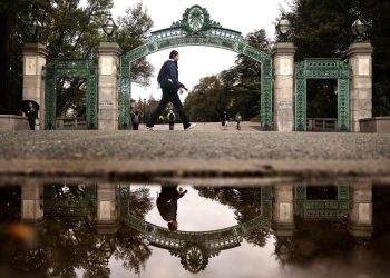 Declinați pe piața academică: Avertismentele experților privind universitățile americane