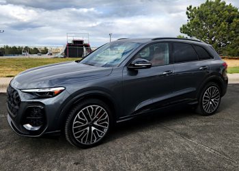 Noul Audi SQ5 2026 revine la butoane fizice pe volan