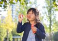 O variantă genetică comună afectează tratamentul astmului la copii