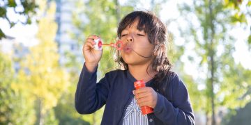 O variantă genetică comună afectează tratamentul astmului la copii