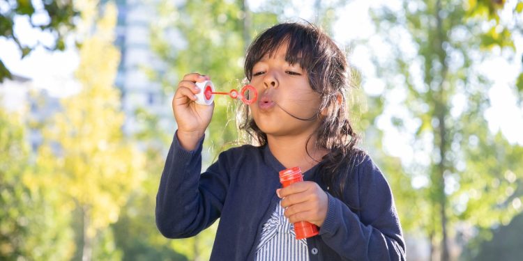 O variantă genetică comună afectează tratamentul astmului la copii